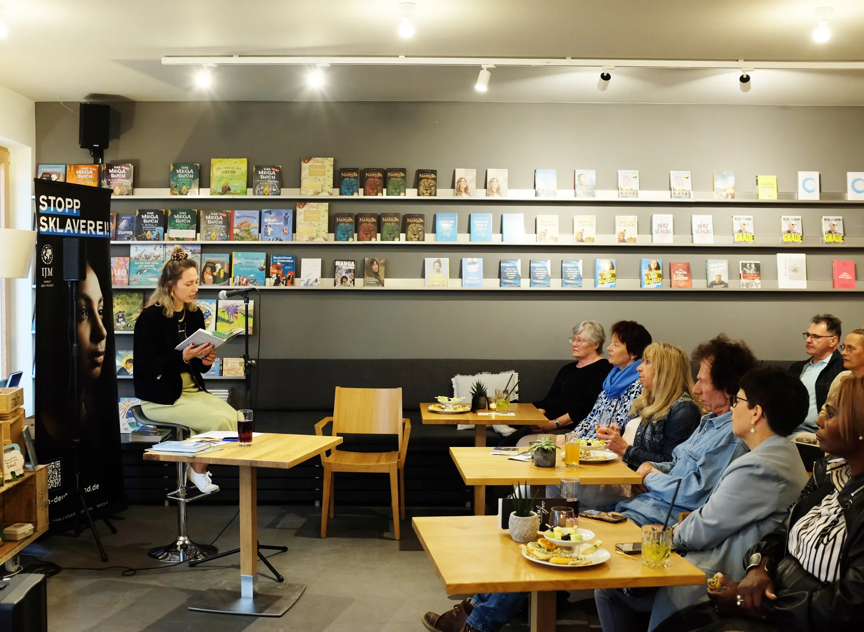 Nathalie Schaller in Cafe WEST