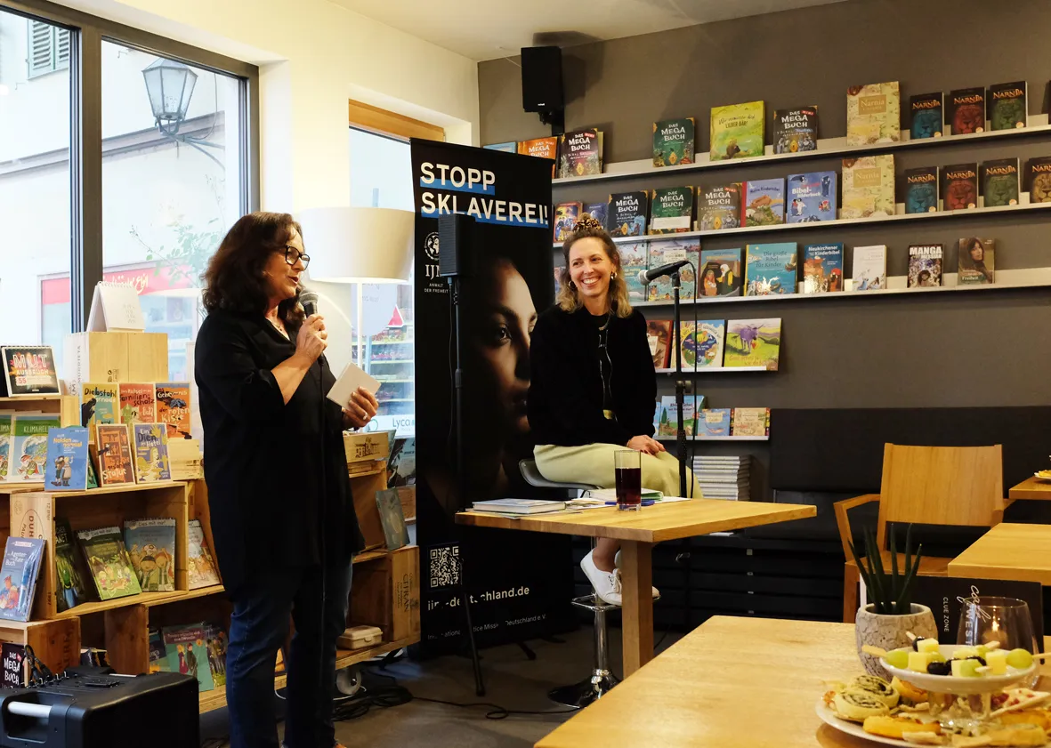 Nathalie Schaller in Cafe WEST